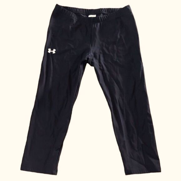 💕5️⃣ Under armor crop black leggings says Med but I think small x-small - Picture 1 of 3